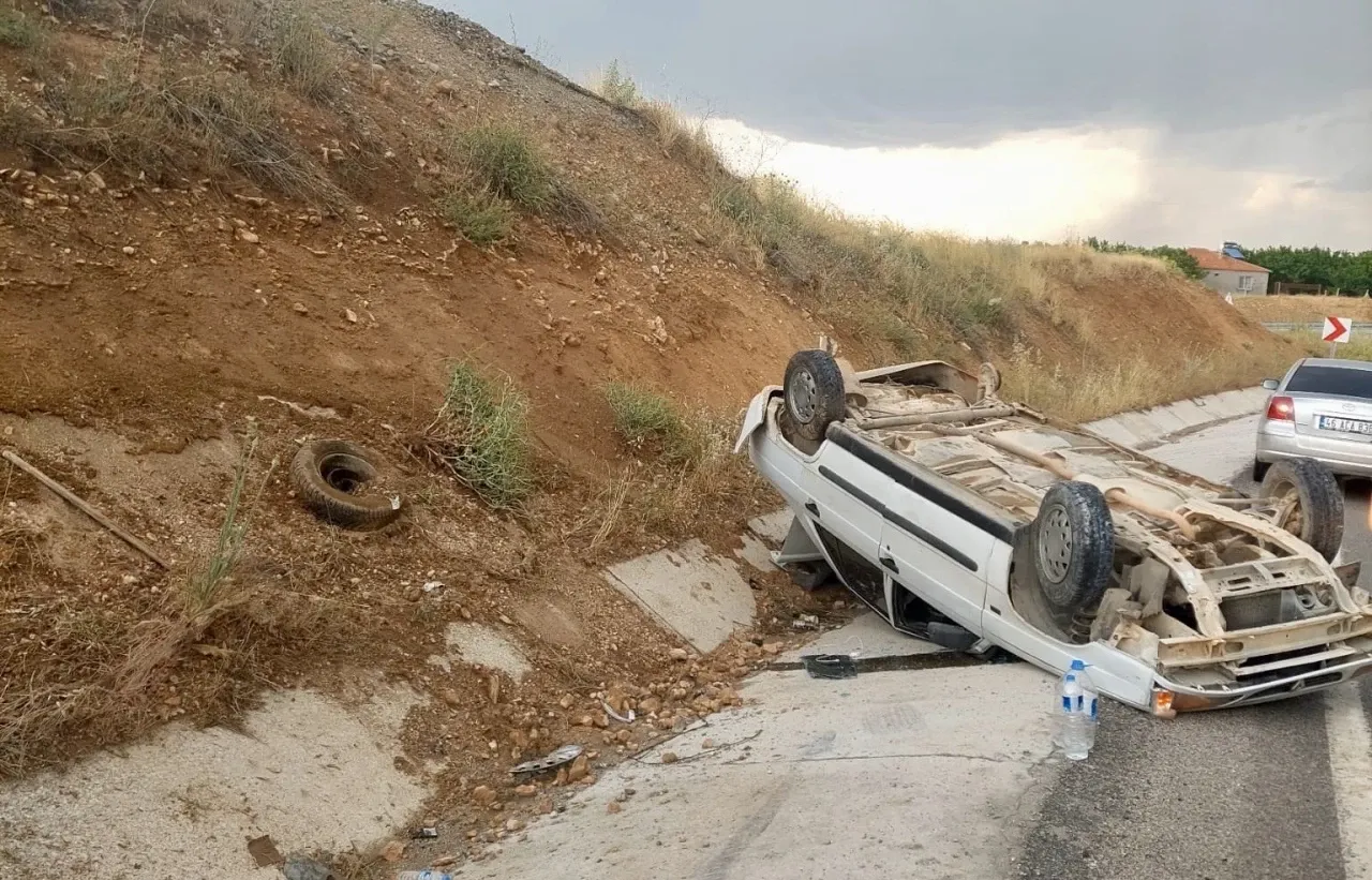 Tek taraflı kaza sonucu 1 kişi yaralandı.