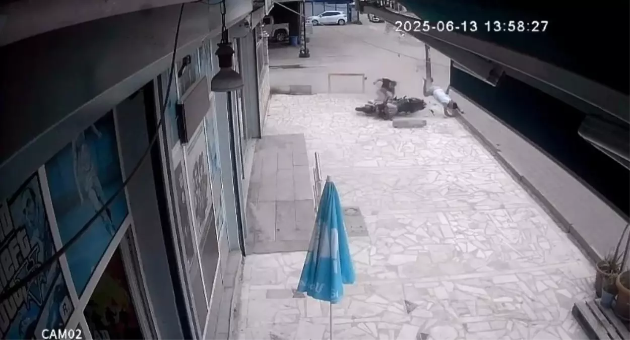 Adana'da değerlendirilen iki farklı trafik kazasında 2'si ciddi olmak üzere toplam 3 kişi yaralandı.