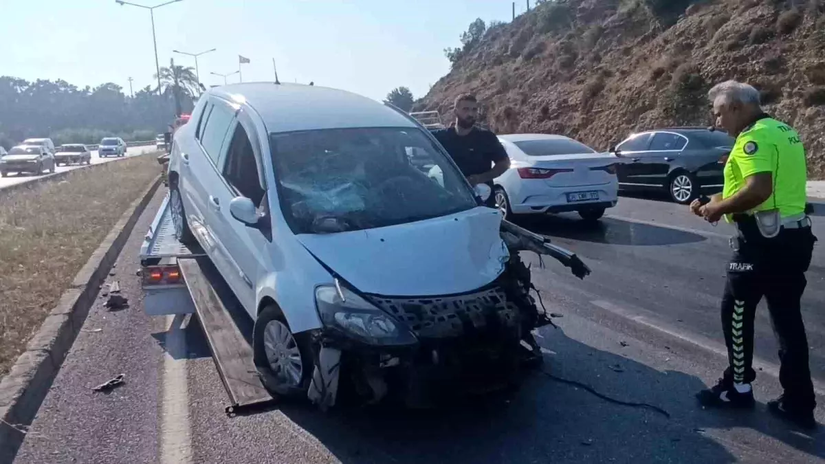 Antalya'da Zincirleme Kaza Sonucu 3 Kişi Yaralandı.