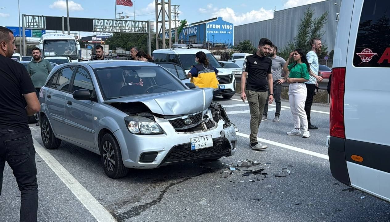 Kocaeli'de D-100 karayolunda meydana gelen kazada iki kişi yaralandı.