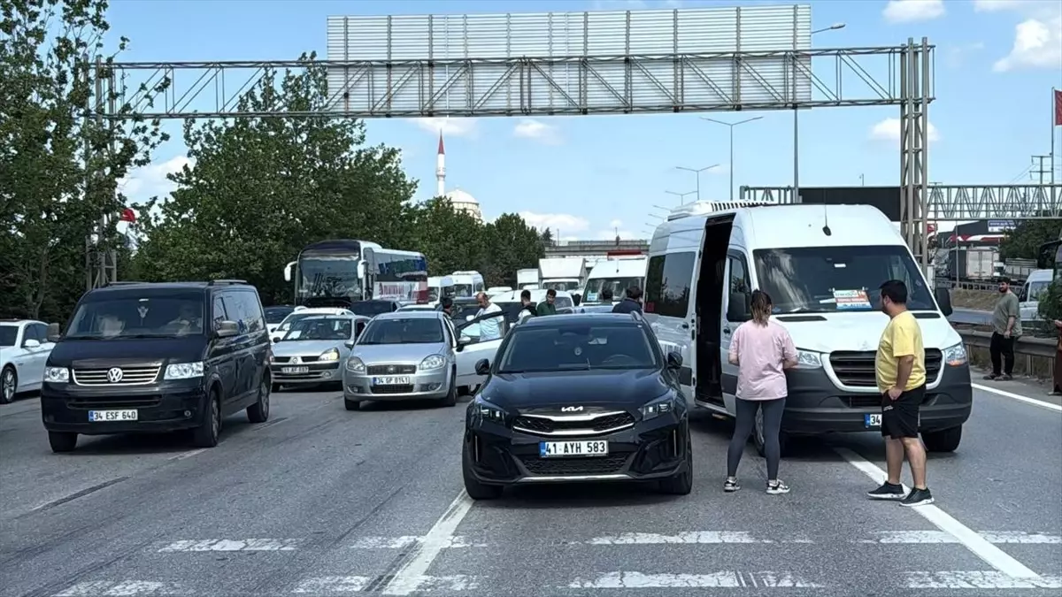 Kocaeli'de Zincirleme Kaza: İki Kişi Yaralandı