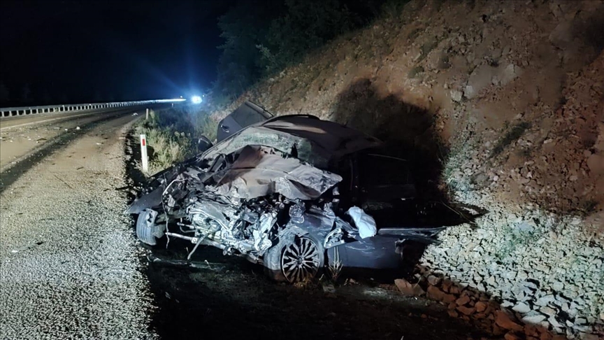 Konya'da otomobil ile yolcu otobüsü çarpıştı, sürücü hayatını kaybetti ve 8 kişi yaralandı.