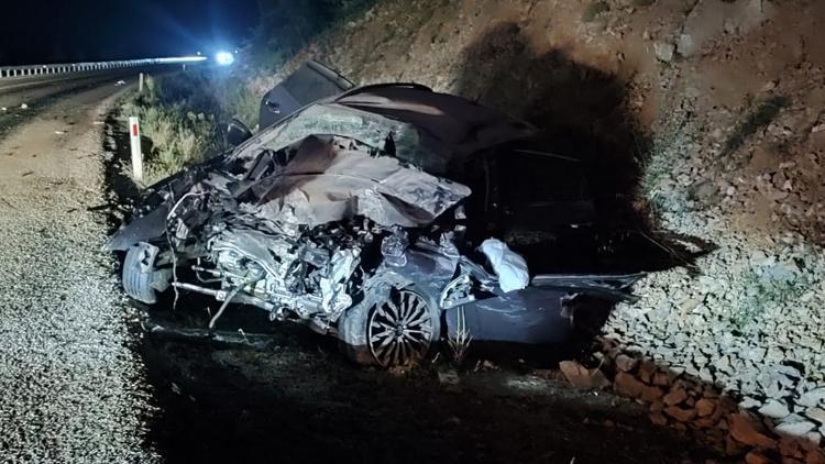 Otobüs ve araç çarpıştı: 1 ölü, 8 yaralı var.