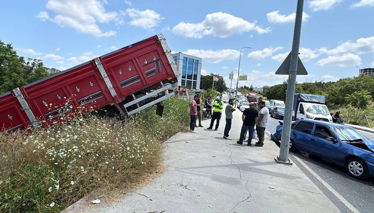 Sancaktepe'de ardışık trafik kazasında 2 kişi yaralandı.