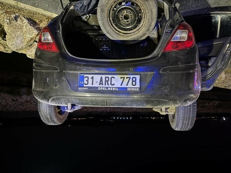 Edremit'te trafik kazasında 3 kişi yaralandı.