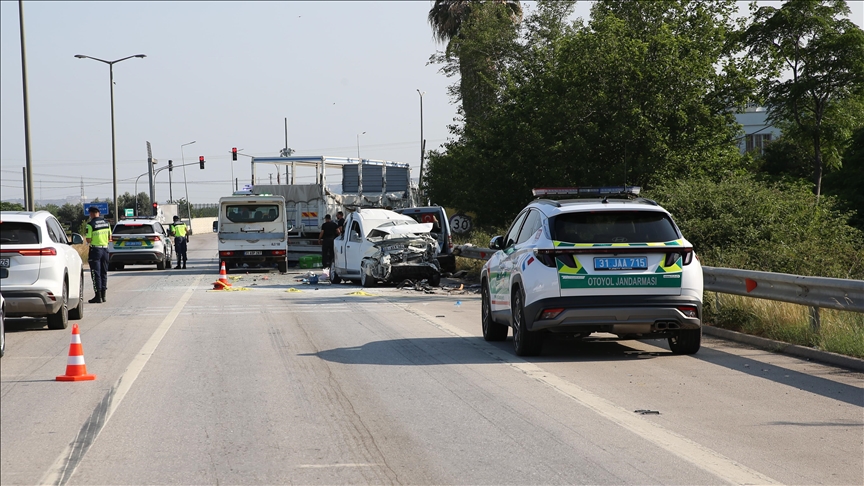 Hatay ilinde gerçekleşen zincirleme trafik kazasında 1 kişi hayatını kaybetti, 10 kişi de yaralandı.