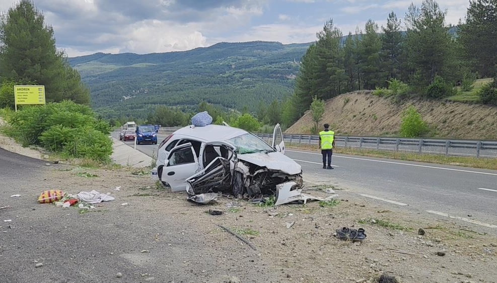 Karabük'te ciddi bir trafik kazası: Bir kişi öldü, üç kişi ağır yaralandı.
