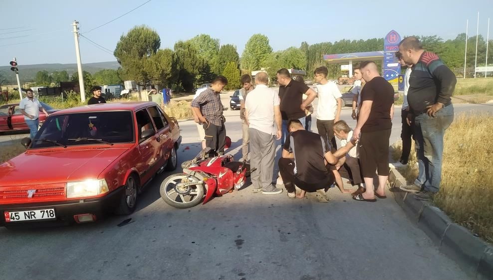 Kütahya'da araba ile motosiklet çarpıştı.