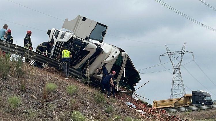Kuzey Marmara Otoyolu'nda ciddi kazada 8 kişi yaralandı, 4'ü ağır durumda.