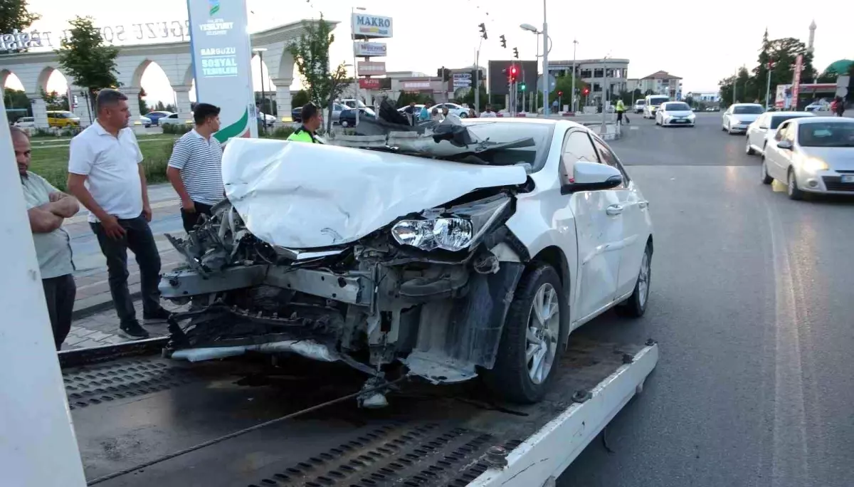Malatya'da Kaza Yapan Araçta 2 Kişi Yaralandı.