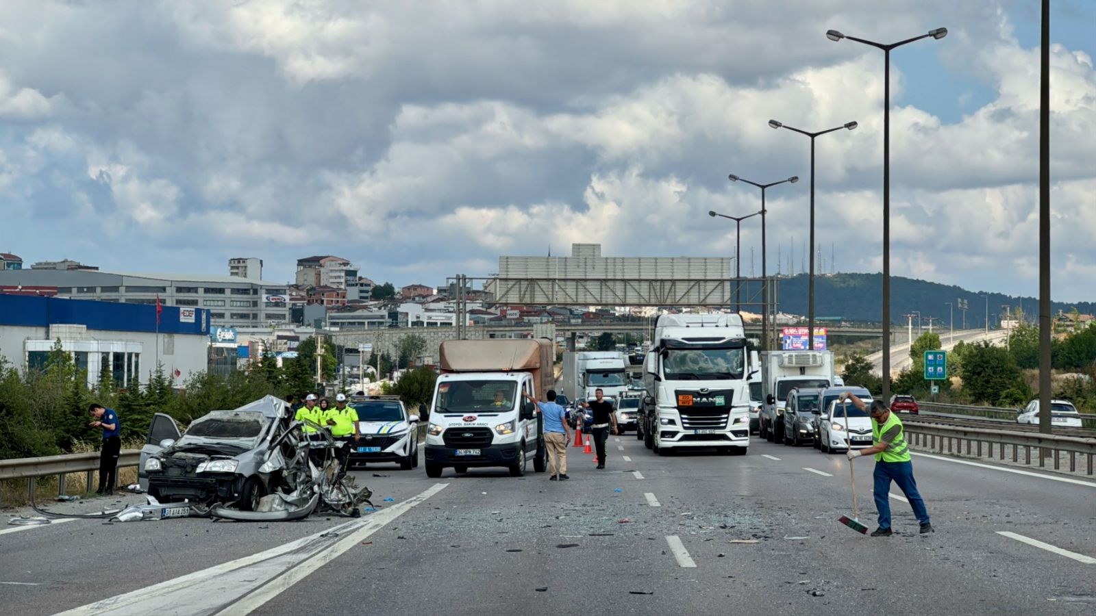 Otoyolda trafik kazası: Araçta mahsur kalan üç kişi.