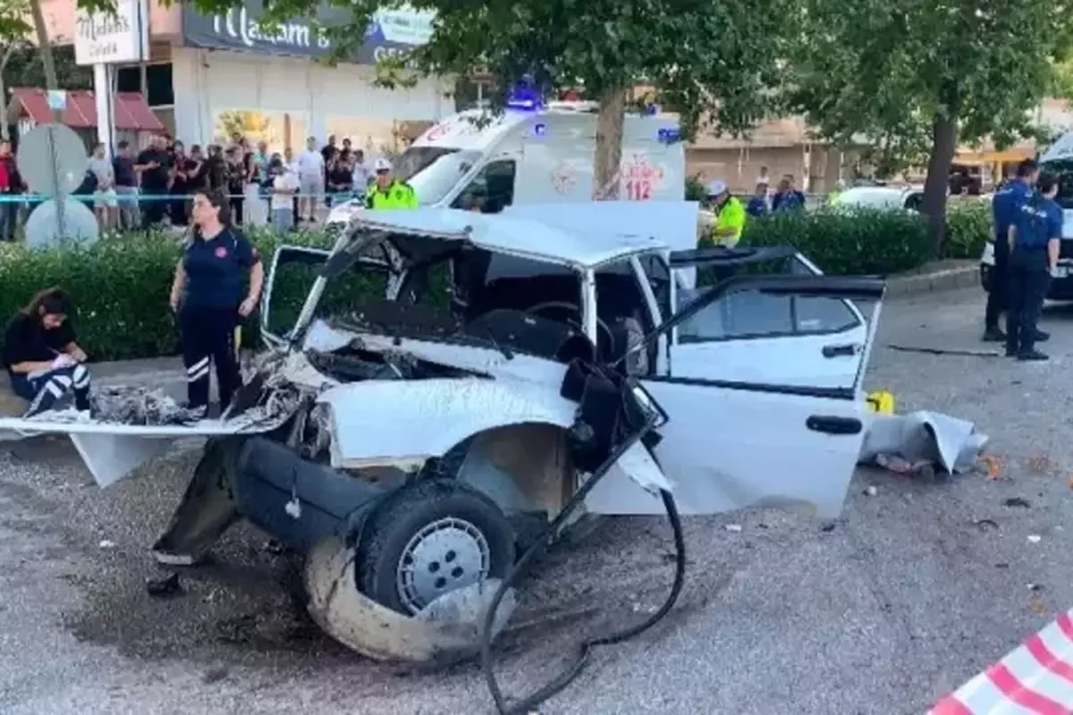 Denizli'de trafik kazasında 1 kişi hayatını kaybetti, 4 kişi yaralandı.