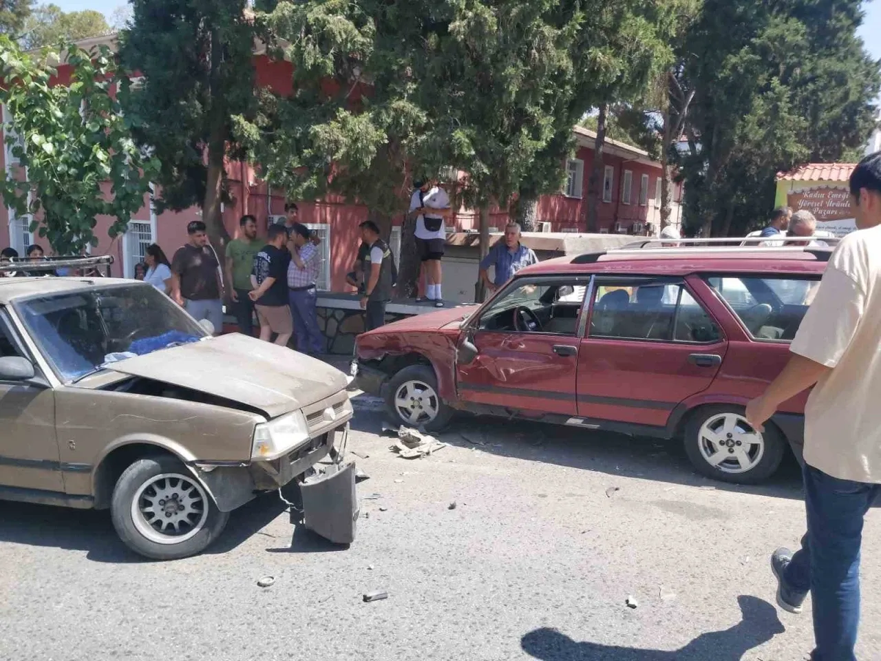 Bozdoğan'da araçlar zincirleme çarpıştı: 2 kişi yaralandı.