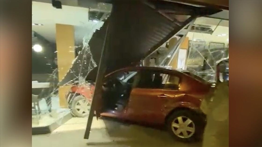 İstanbul'da kaza yapan araçlardan biri işyerine çarptı