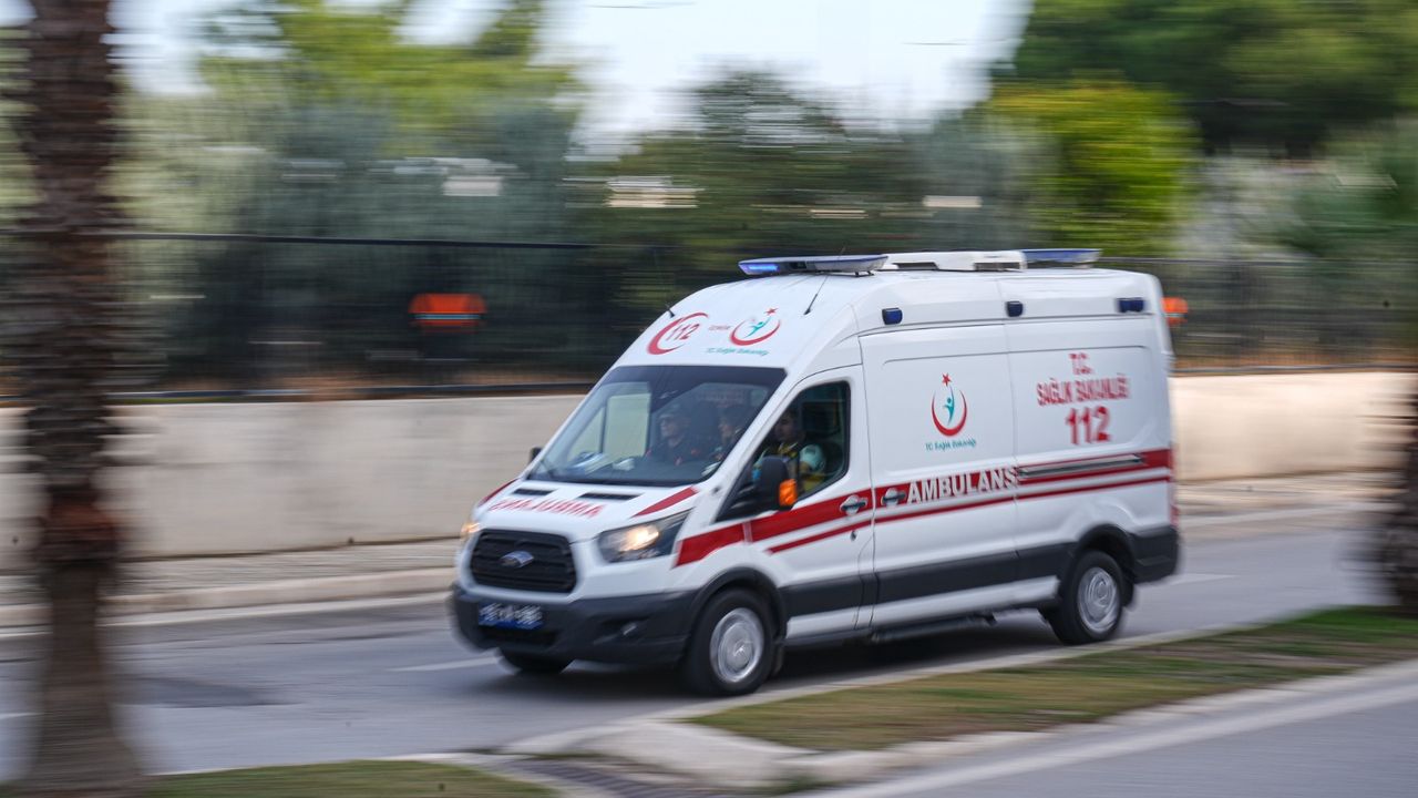 Konak'ta trafik kazasında bir öğretmen ciddi şekilde yaralandı.