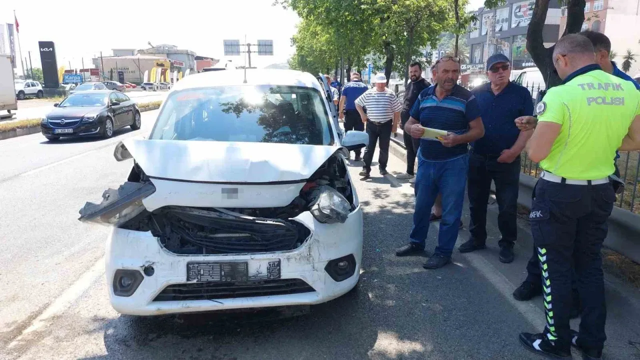 Zincirleme trafik kazasında 4 araç kaza yaptı, 2 kişi yaralandı.