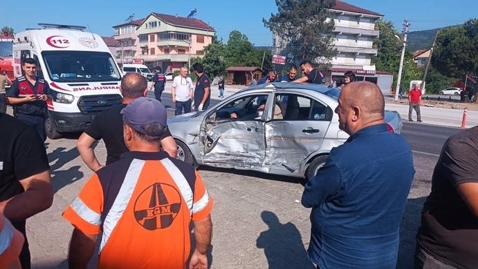 Zonguldak'ta trafik kazasında 1'i çocuk 4 kişi yaralandı.