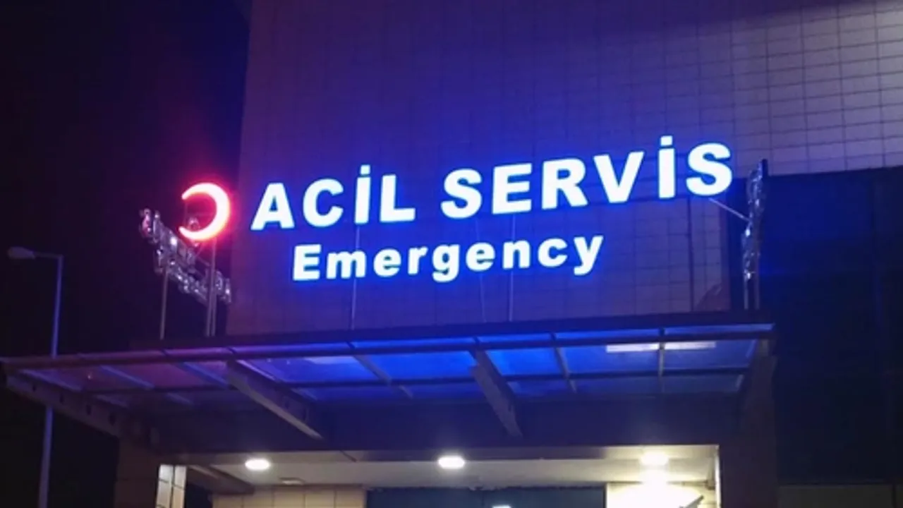 Antalya'da, caddede çarpışan araçlardan 2 kişi yaralandı.