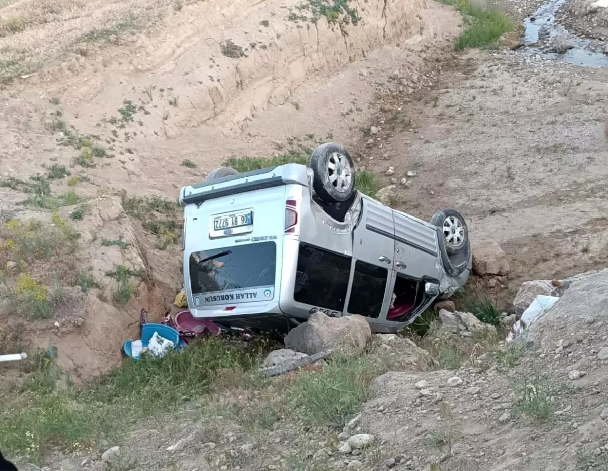 Başkale'de Kamyonet, Dereye Uçtu: 2 Kişi Yaralı