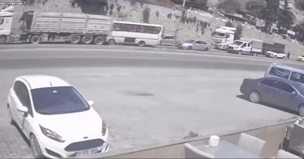 Belen'de meydana gelen midibüs-tır kazasında 2 kişi yaralandı.