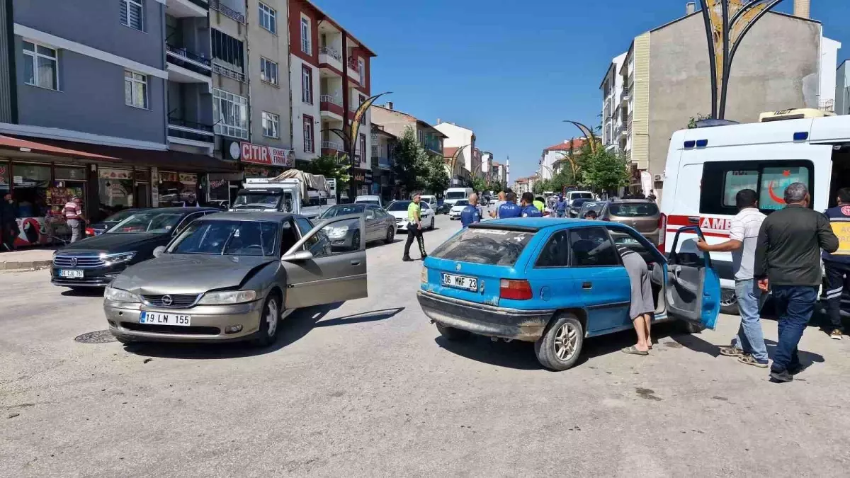 Çorum'da trafik kazası sonucu 3 kişi yaralandı.