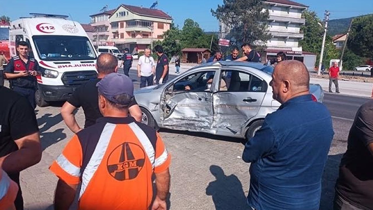Devrek'te Trafik Kazası: 1 Çocuk ve 4 Kişi Yaralandı