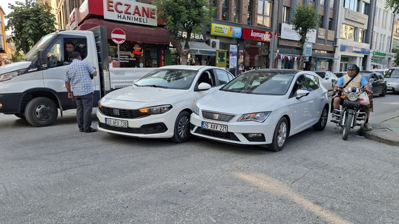 Kaza Şair Fuzuli Caddesi'nde: İki araç çarpıştı!