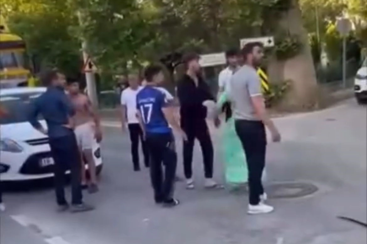 Kaza sonucu çıkan bıçaklı kavga 5 kişilik aileyi hastanelik etti.