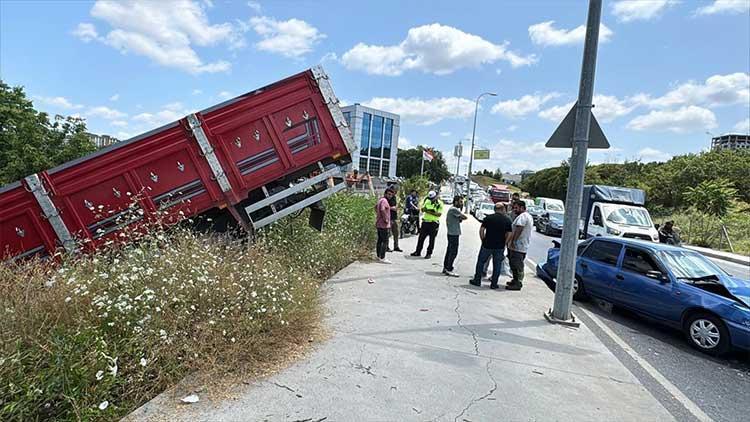 Sancaktepe'de ardışık zincirleme kaza: 2 kişi yaralı