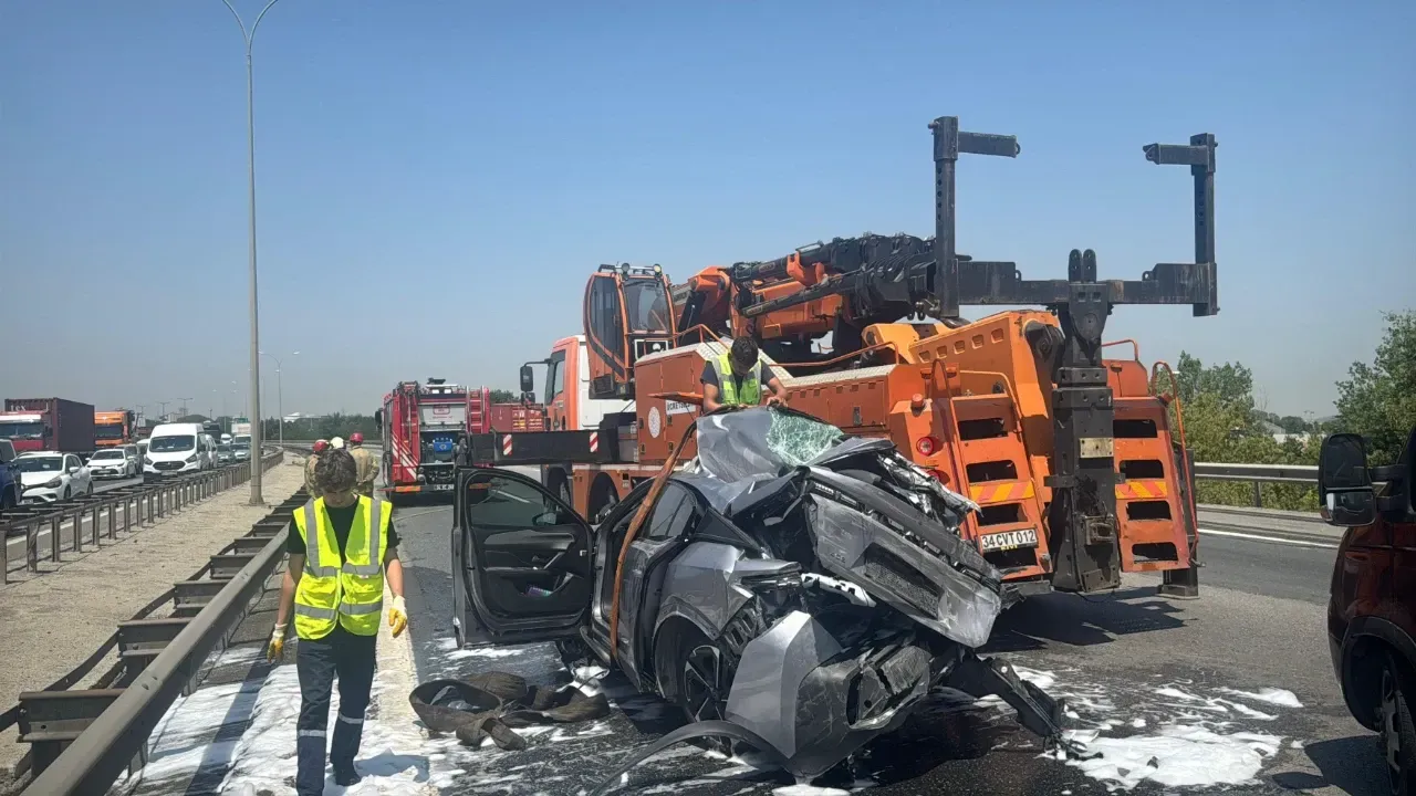 TEM'de zincirleme kaza: Bir kamyon ile bir tır arasında sıkıştı.
