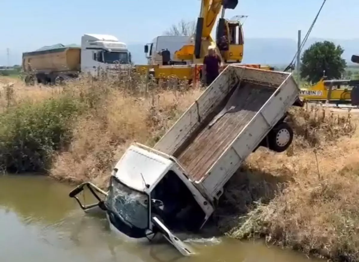 Trafik Kazası Turgutlu'da: 3 Kişi Yaralandı
