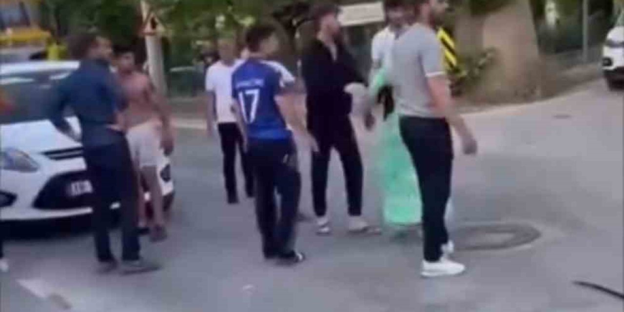 5 Kişilik Aile Trafiğe Karıştı, Bıçaklı Kavgaya Tutuştu ve Hastaneye Kaldırıldı.