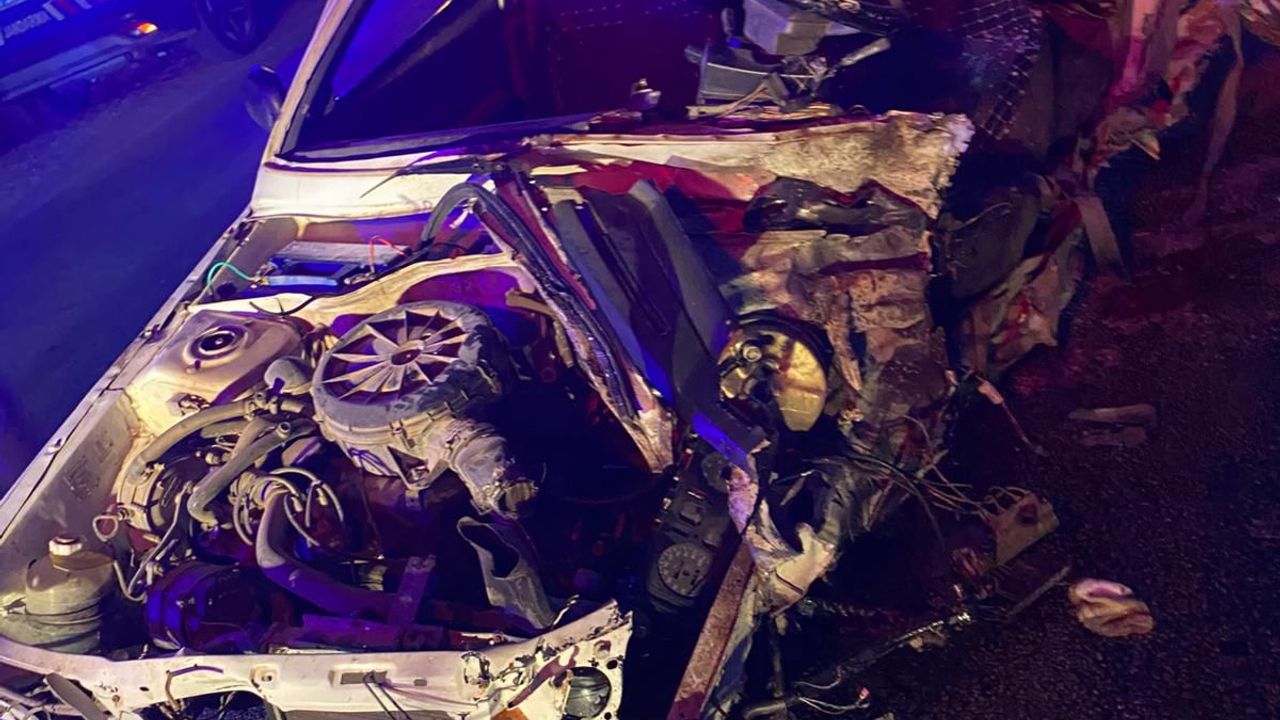 Elbistan’da trafik kazası: Otomobil kamyonetle çarpıştı ve ağır hasar aldı!