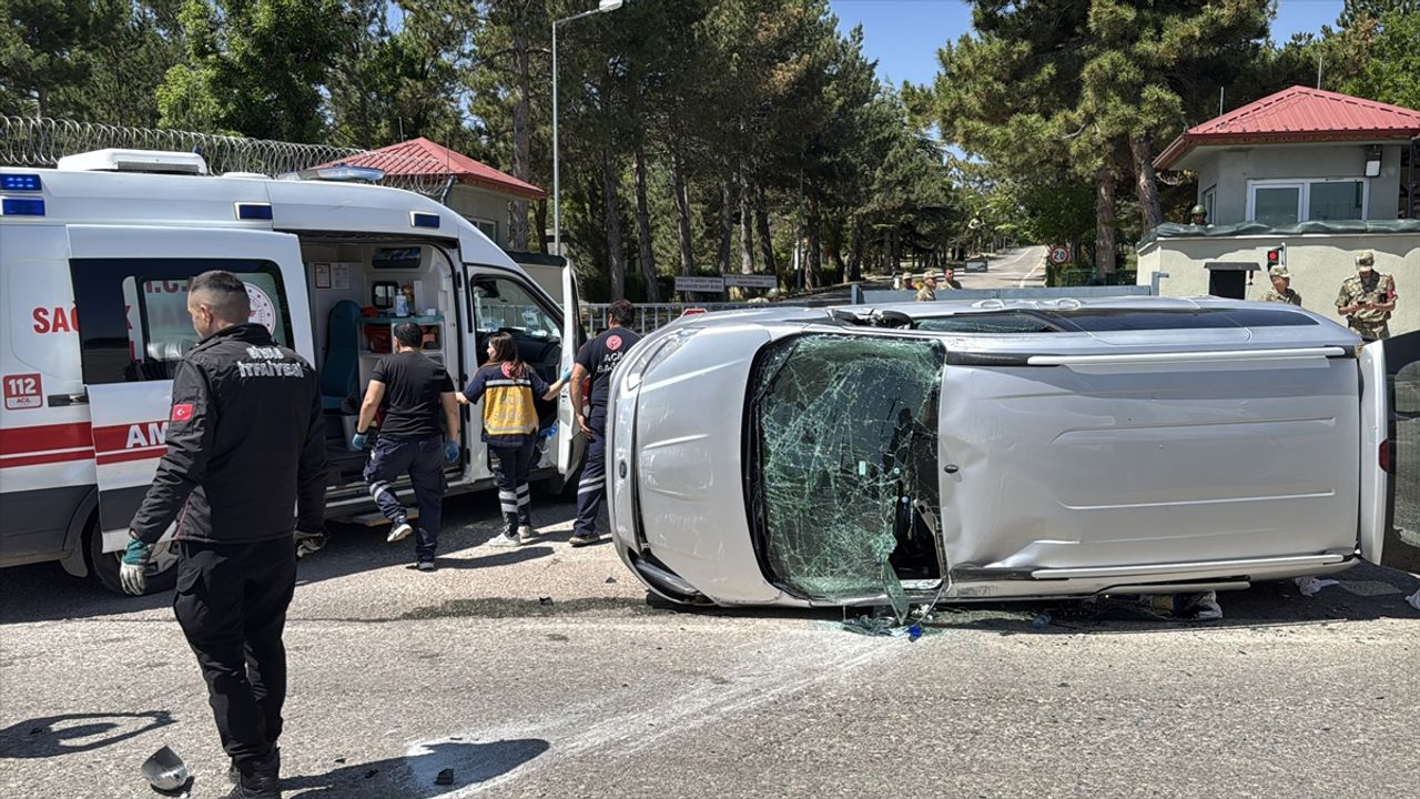 Sivas'ta endişe veren kazada 4 kişi yaralandı.