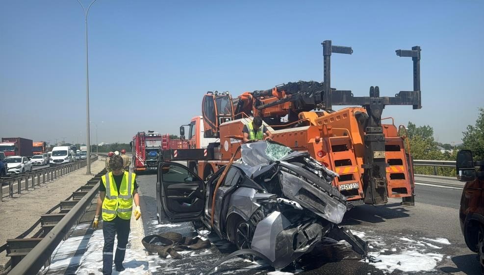 TEM'de zincirleme kaza meydana geldi: TIR ve kamyon çarpıştı.
