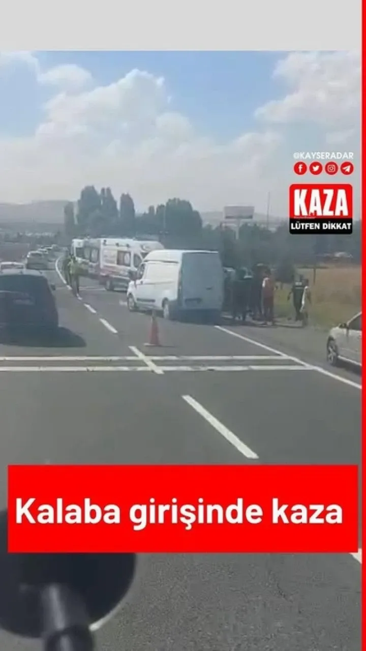 Trafik kazası sonucu kalabalık bir alanda yaralılar bulunmakta.