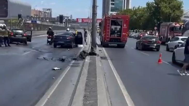 Beylikdüzü'nde ardışık kazaya karışan araçlar! Çarpıştılar.
