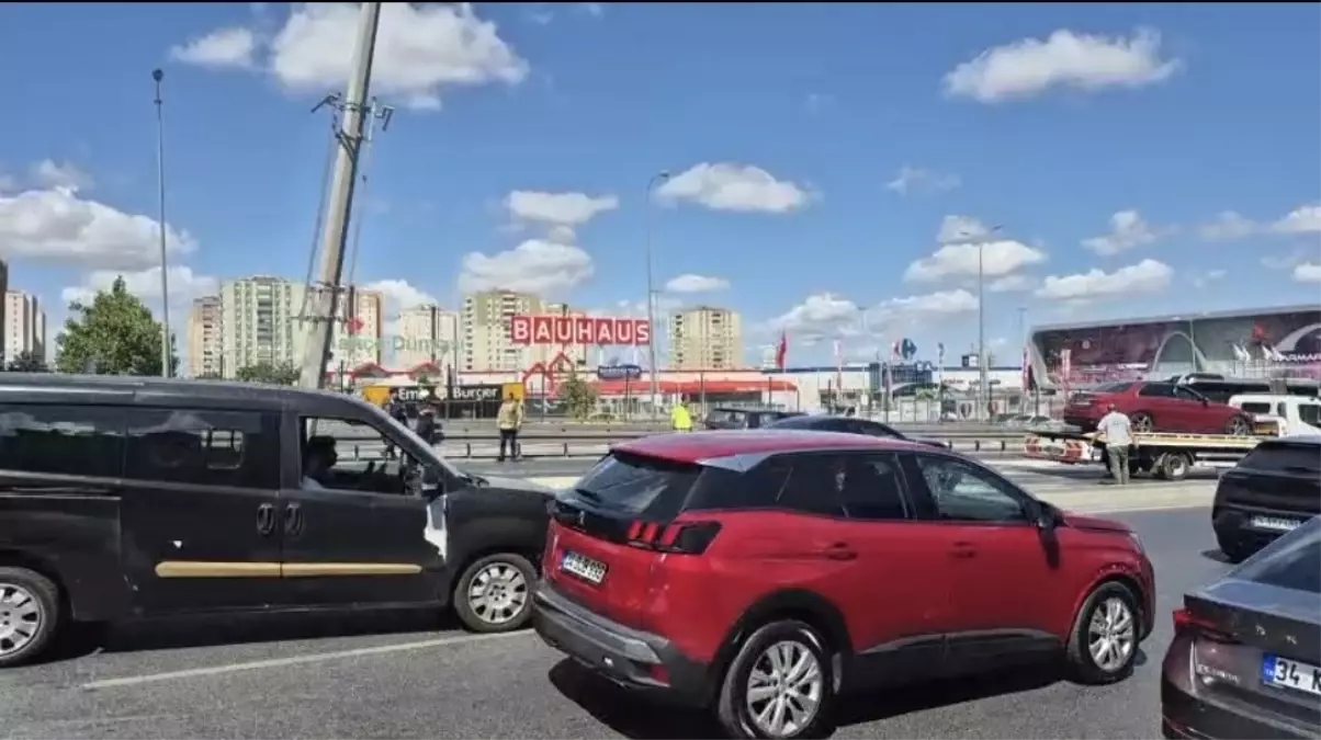 Beylikdüzü'nde ardışık trafik kazası!