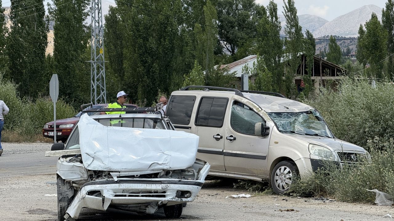 Göksun Kahramanmaraş'ta Kaza: 5 Kişi Yaralı.