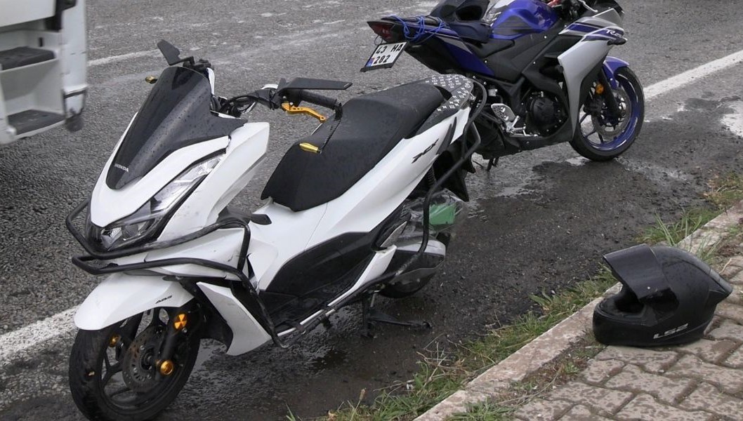 Motosiklet ve araç çarpıştı.