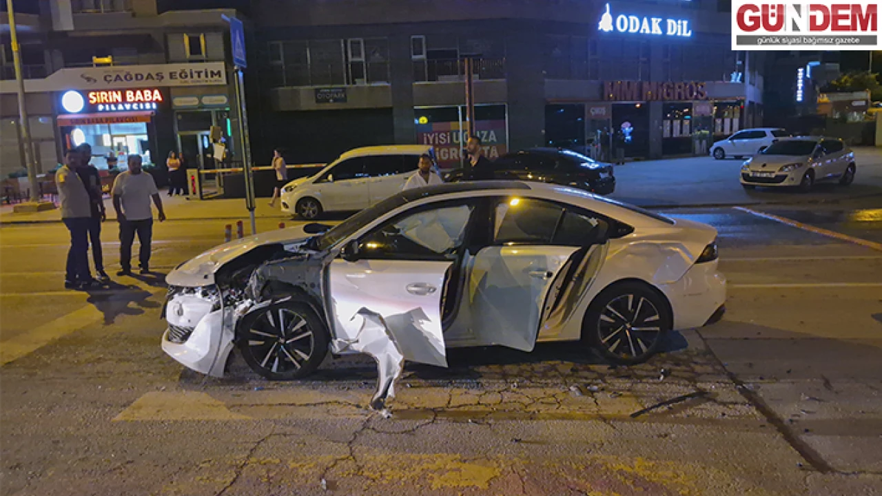 Zincirleme trafik kazasında 4 araç birbirine karıştı, 1 kişi yaralandı.