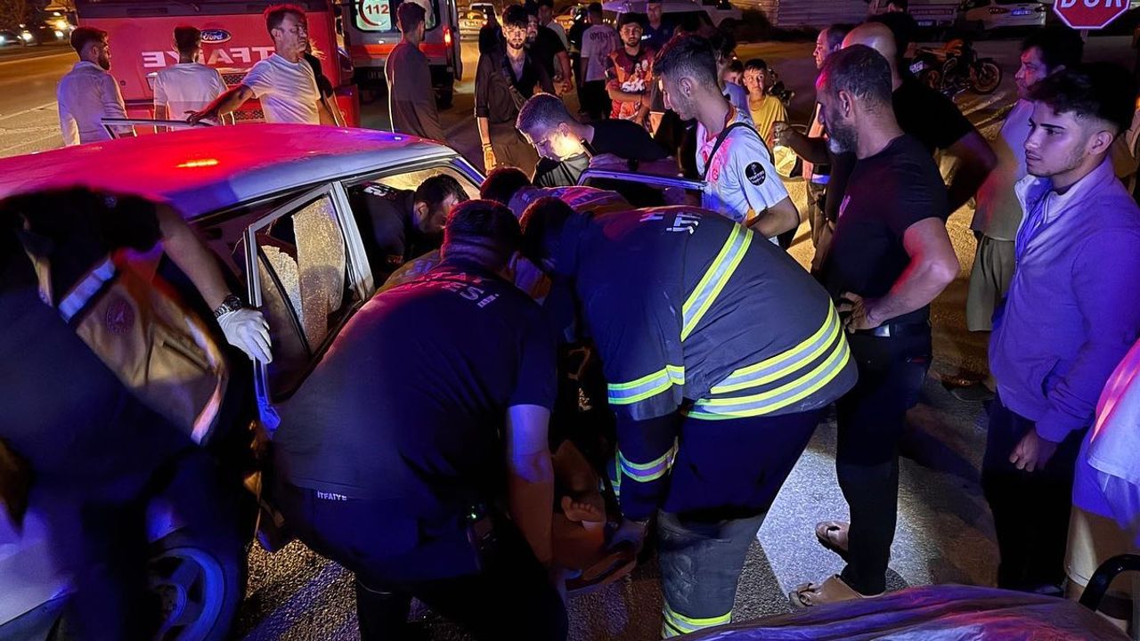 Defne'de Trafik Kazası: Bir Kişi Aracın İçinde Mahsur Kaldı...