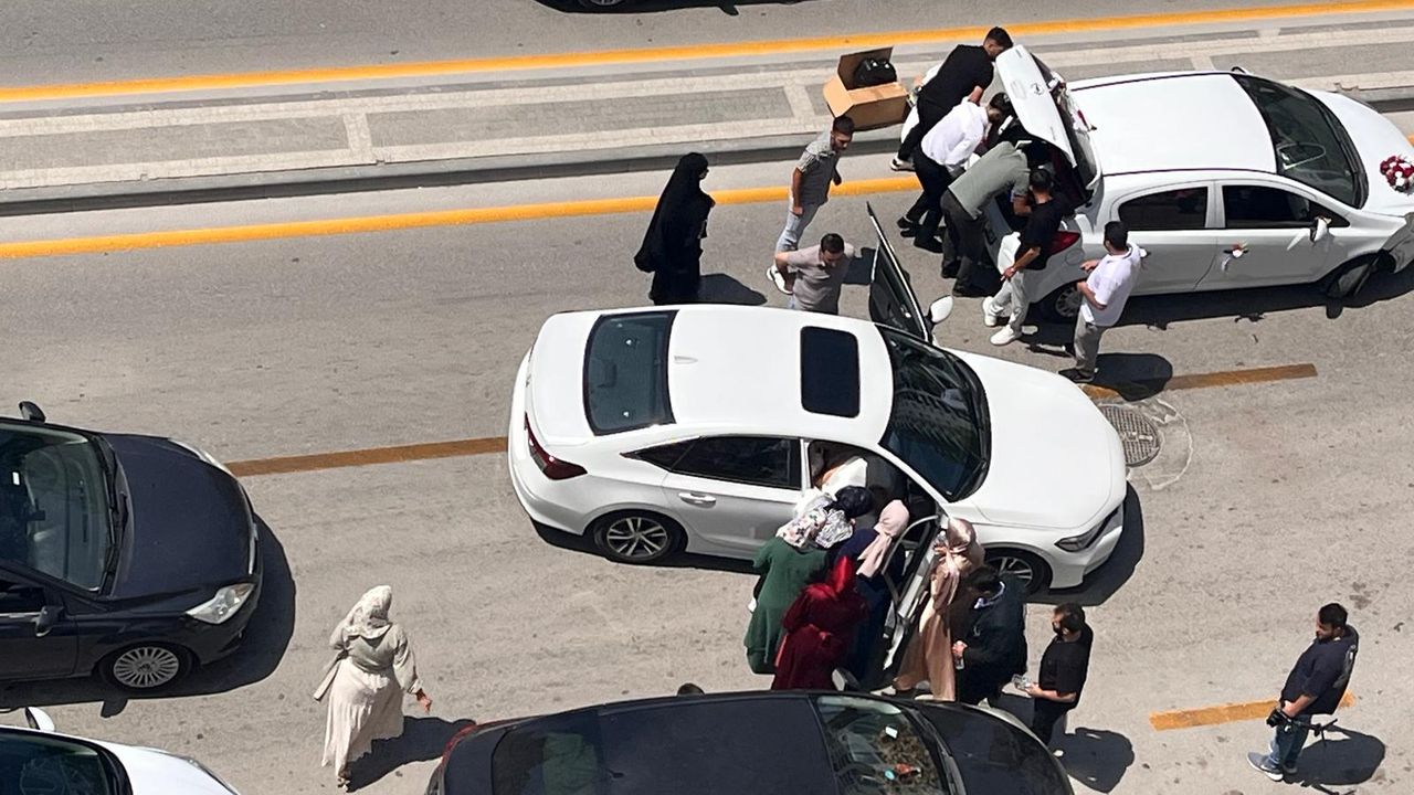 Düğün arabasının karıştığı kaza maddi hasarla sonuçlandı.