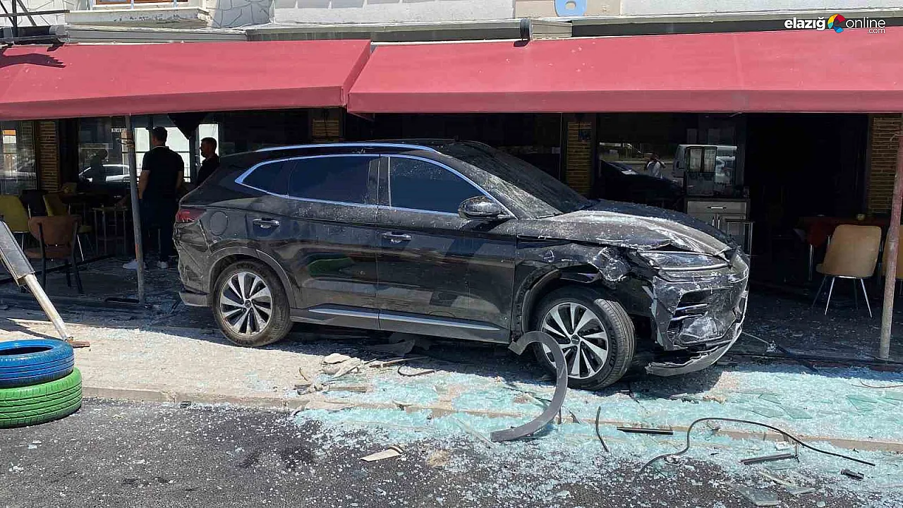 Elazığ'da endişe verici kaza: Araç kafeye çarptı, 1 kişi yaralandı!