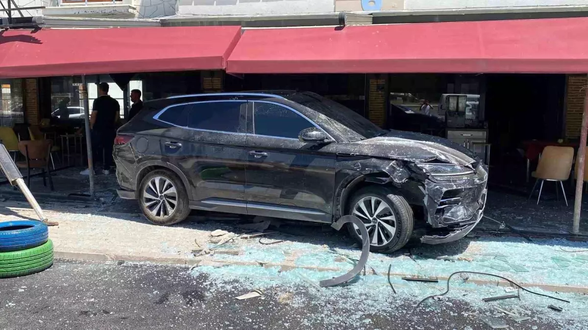 Elazığ'da trafik kazasında kafe felaketi önlendi.