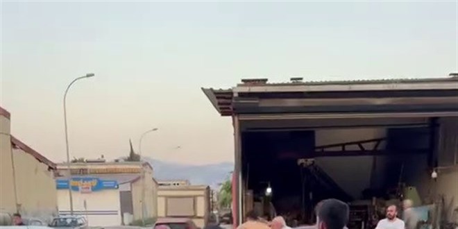 Hatay'da Trafik Çarpışması Nedeniyle Kavga Güvenlik Kamerasında Görüntülendi