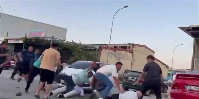 Hatay'da trafik kazasının ardından yaşanan kavga görüntülendi.