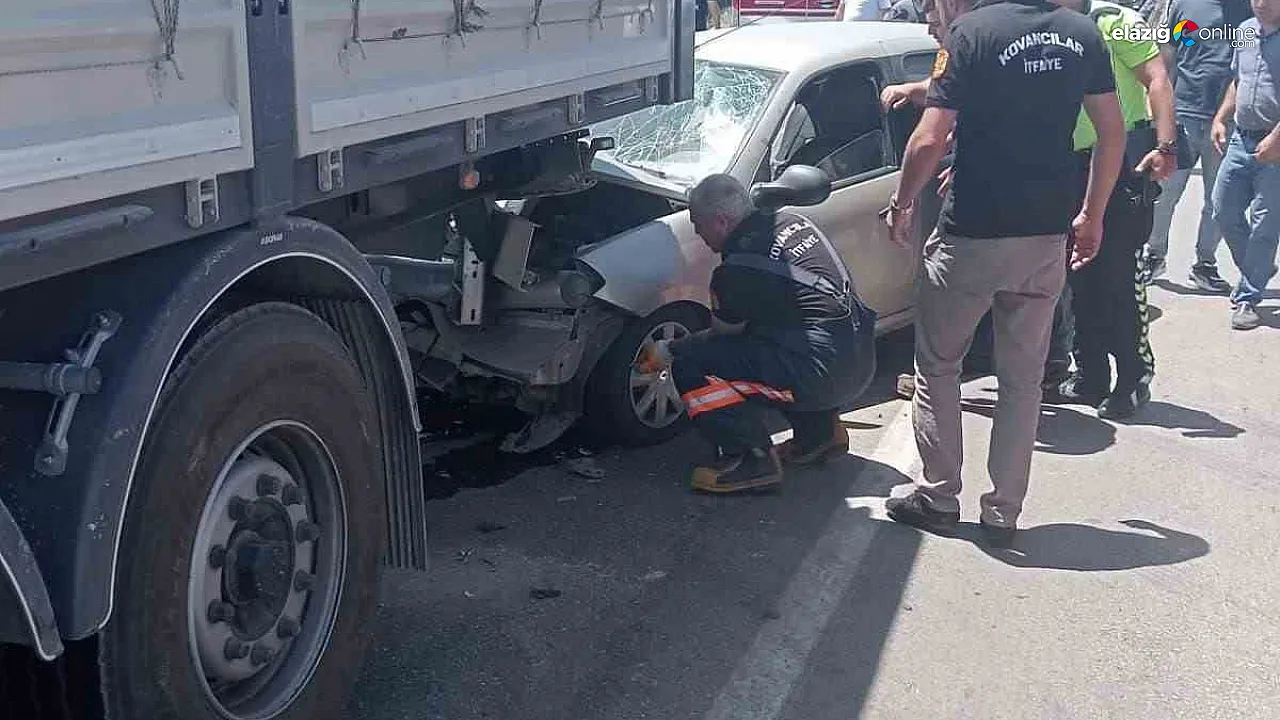 Kovancılar'da trafik kazasında itfaiye araçtan zorlukla kurtardı.