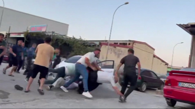 Polis, kaza sonrası çıkan kavgayı durdurdu; 4 kişi tutuklandı.