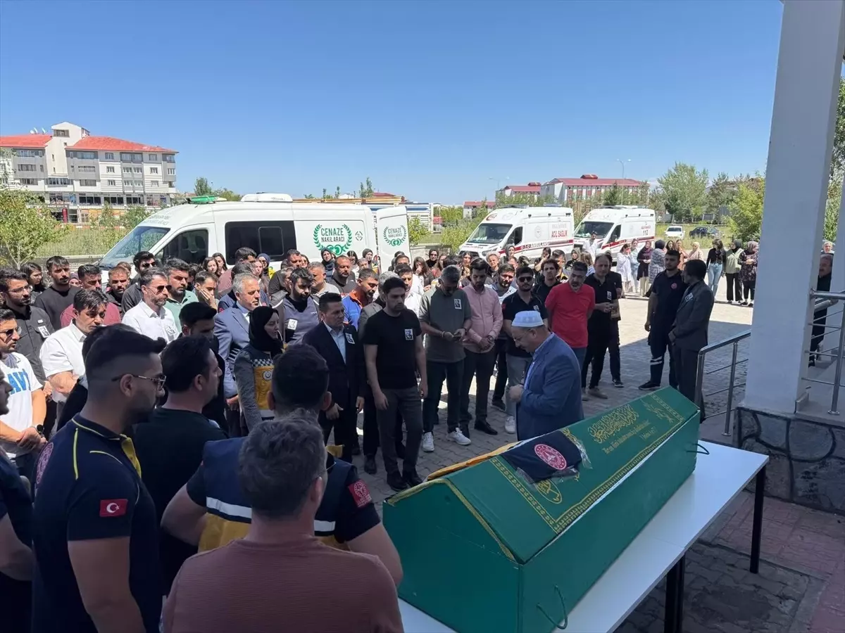Ağrı'da trafik kazasında Acil Tıp Teknisyeni öldü.